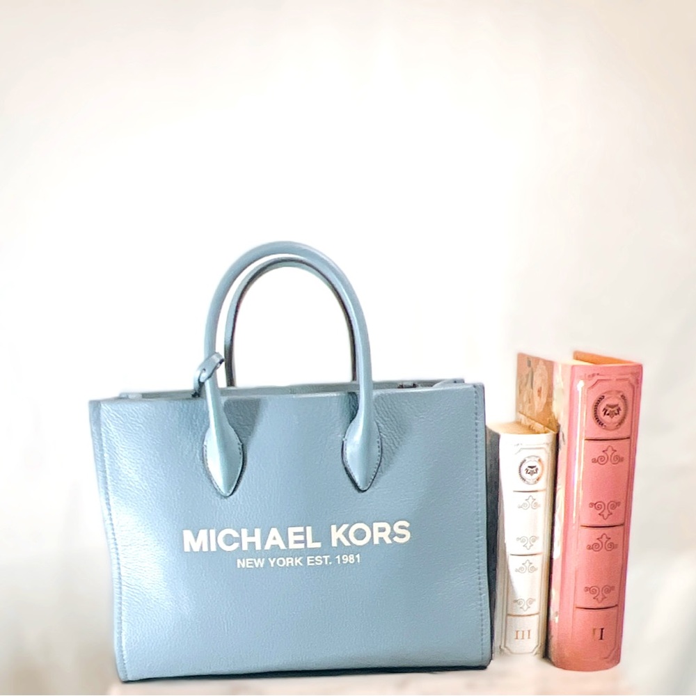 Great condition spring time MK Authentic Purse!